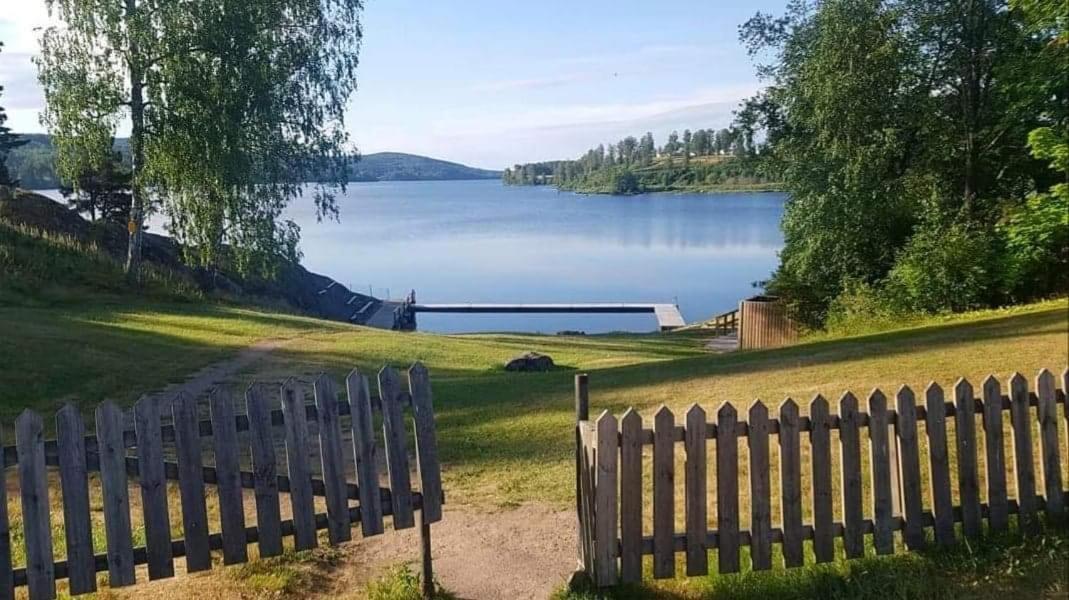 Mysig Timmerstuga Med Braskamin Naera Hovfjaellet Torsby Exterior foto