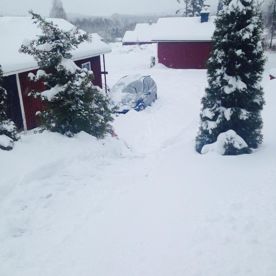 Mysig Timmerstuga Med Braskamin Naera Hovfjaellet Torsby Exterior foto