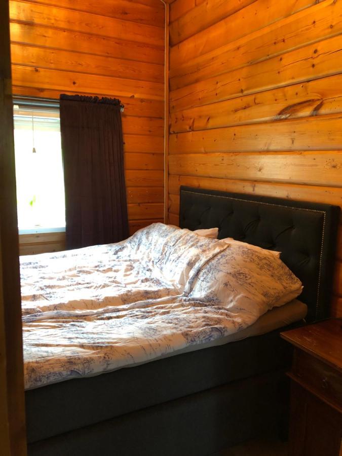 Mysig Timmerstuga Med Braskamin Naera Hovfjaellet Torsby Exterior foto