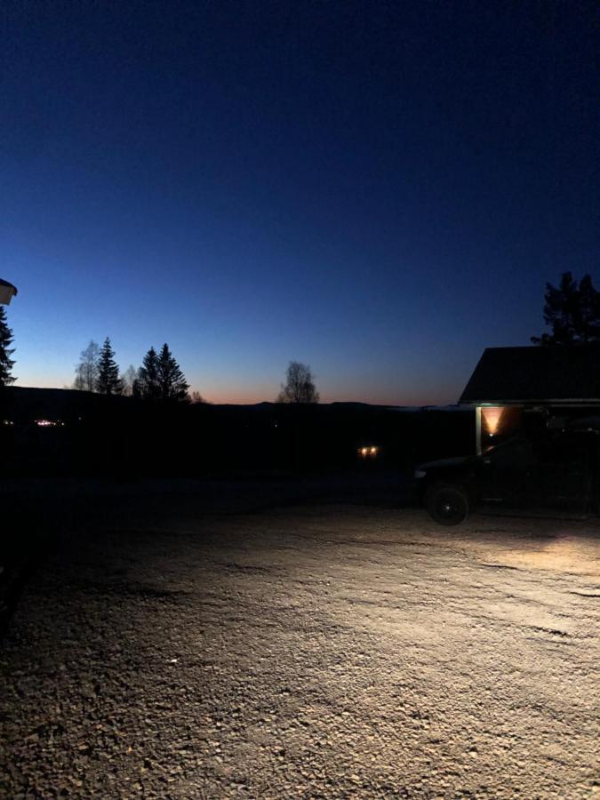 Mysig Timmerstuga Med Braskamin Naera Hovfjaellet Torsby Exterior foto