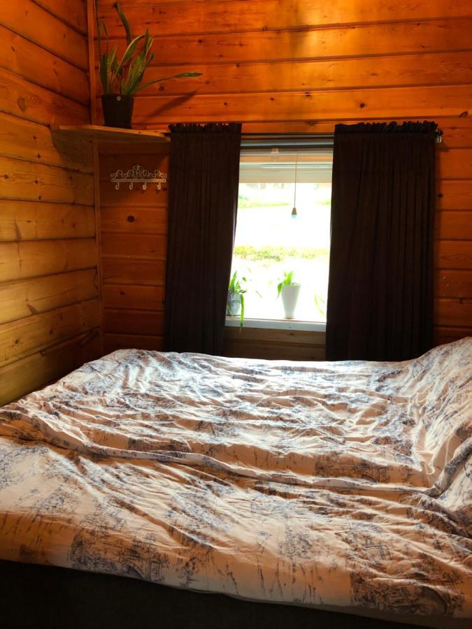 Mysig Timmerstuga Med Braskamin Naera Hovfjaellet Torsby Exterior foto